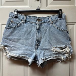 🎉HP🎉 Levi’s 950 distressed Jean shorts, size 12